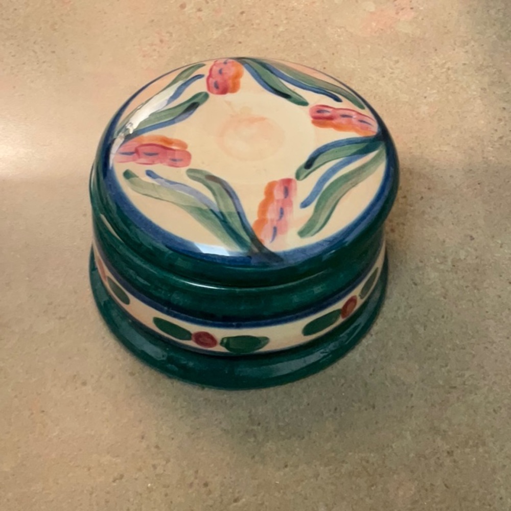 Gail Pittman covered dish.This can be a “keeper”of anything.Perfect condition.